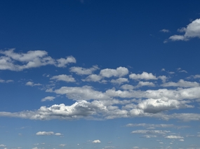 蓝色天空白色浮云摄影图片